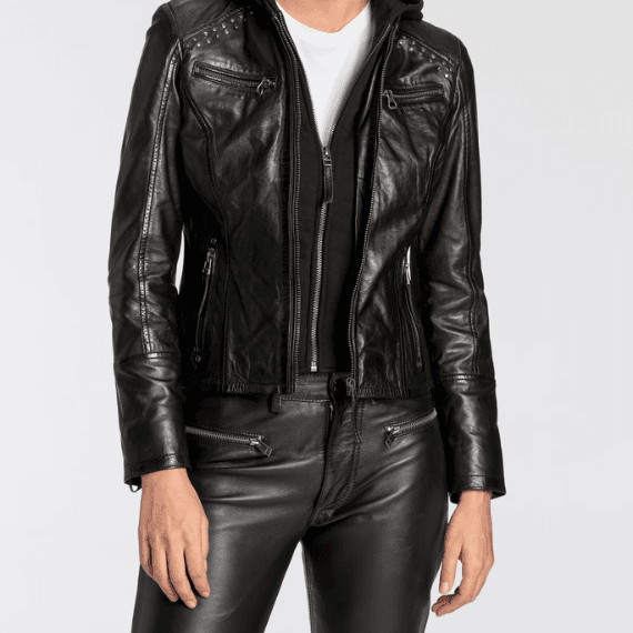 Vrouw met leren jasje en leren broek aan
