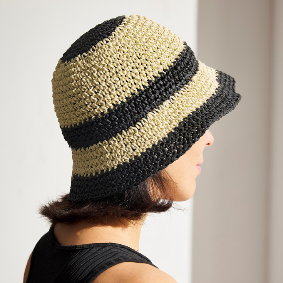 Vrouw met een zwart/beige hoedje op