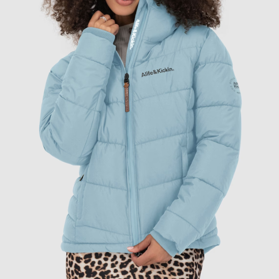 Vrouw met een blauwe donsjas aan