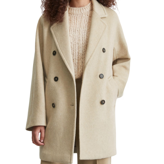 Vrouw met een wollen trenchcoat aan
