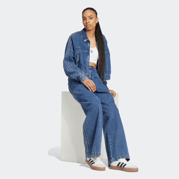 Vrouw met denim broek en jasje