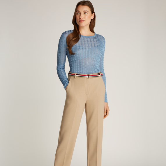 Een vrouw met een klassieke beige pantalon aan