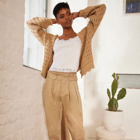 Een vrouw met een lichtbruine casual pantalon aan