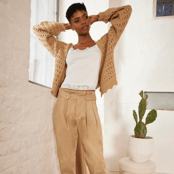 Een vrouw met een lichtbruine casual pantalon aan