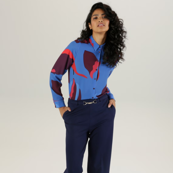 Een vrouw met een donkerblauwe classy pantalon aan
