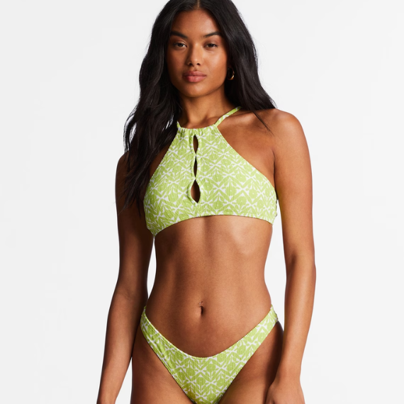 Vrouw in een lichtgroene tankini zonder beugel