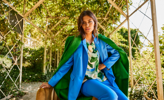 Vrouw in een blauwe blazer