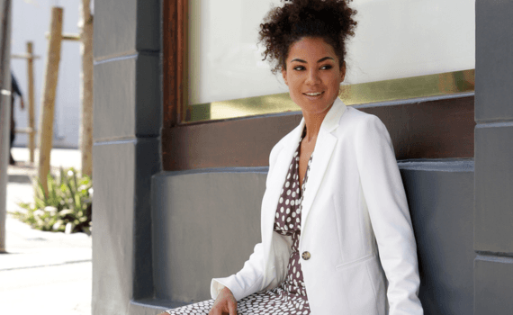Vrouw in witte blazer