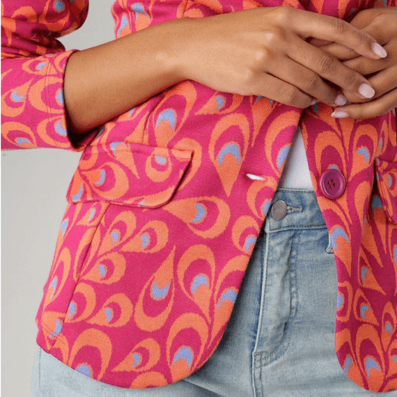 Details van gekleurde blazer