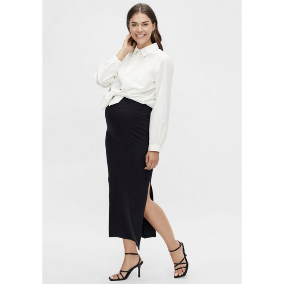 Vrouw in een A-lijn rok met een opgeknoopte blouse