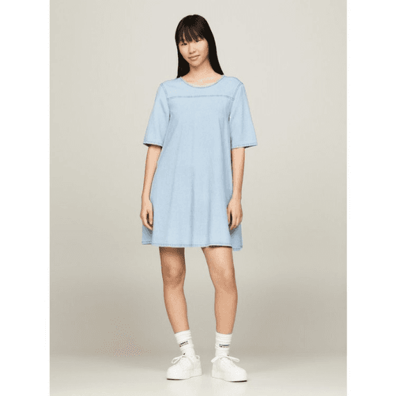 Vrouw in blauwe A-lijn jurk