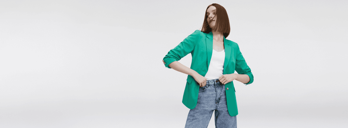 Vrouw in een blazer staand op een schommel