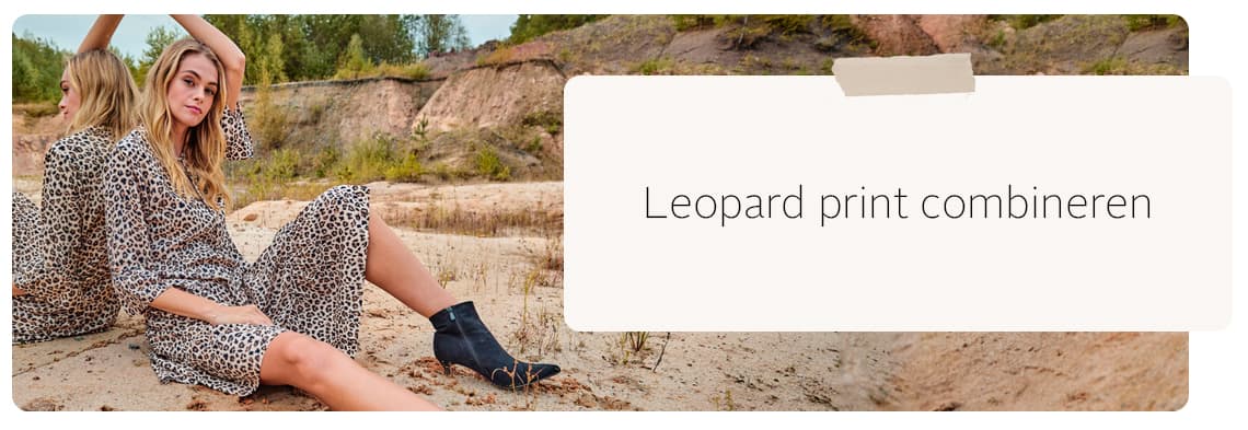 Vrouw in luipaard print zittend tegen de spiegel