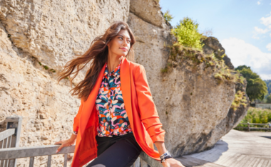 Vrouw met oranje blazer