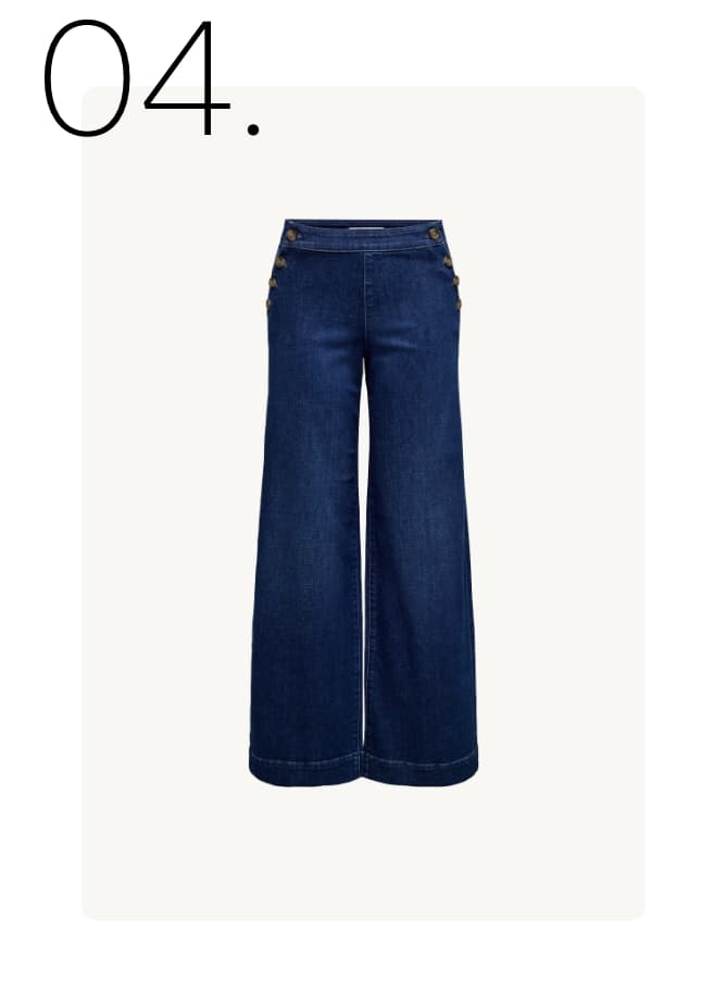 04. Donkere wijde jeans met knopen op de heupen, recht van voren gefotografeerd