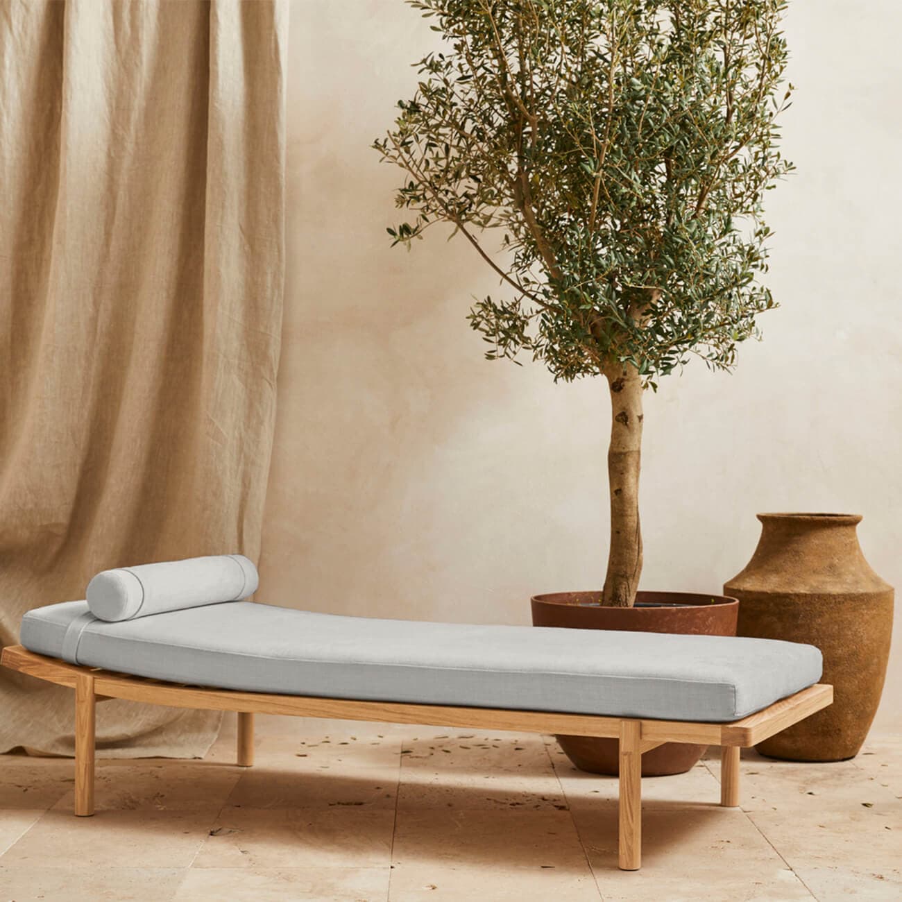 Ligbedje met plant en pot ernaast