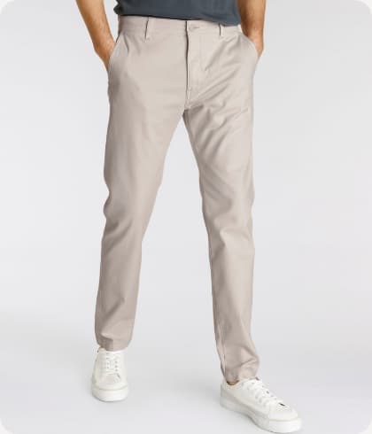 Lichtkleurige chino met witte sneakers