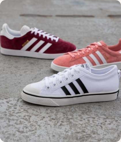 Verschillende kleuren Adidas schoenen op een rijtje