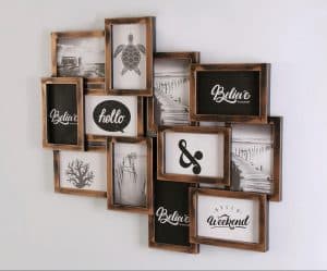 Fotolijstjes aan elkaar die aan de muur hangen