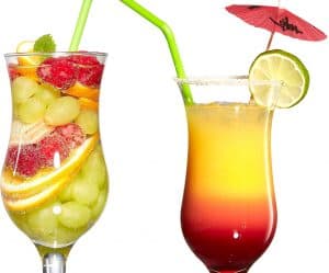 Twee kleurrijke cocktails