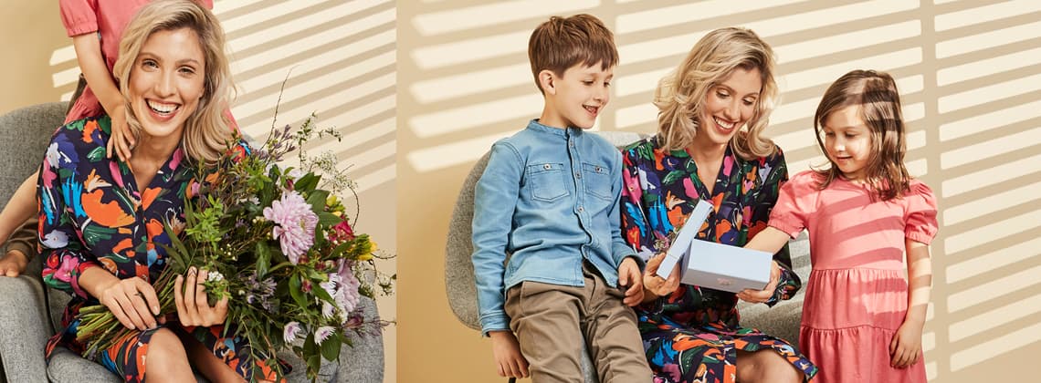 Moeder met bloemen en cadeau