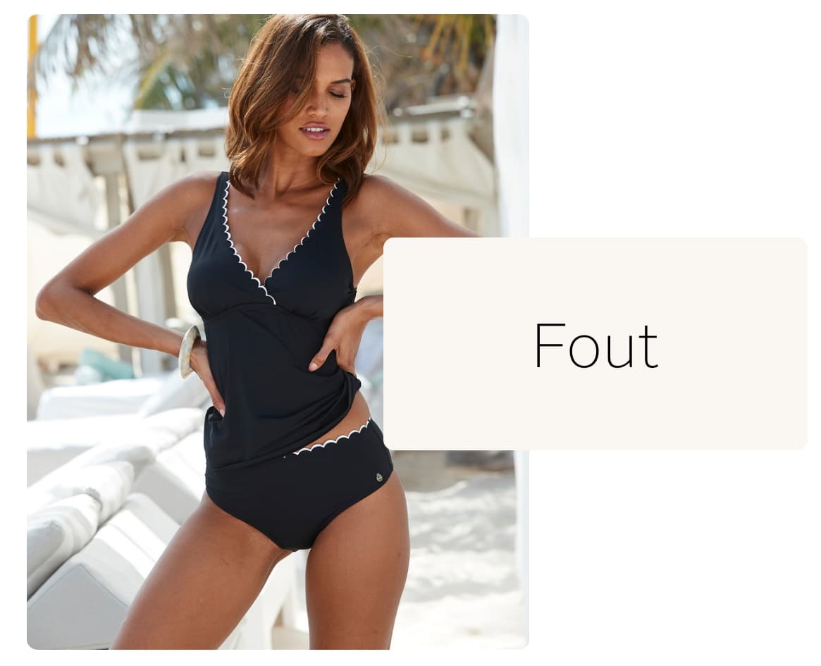 Fout – Vrouw in zwarte bikini met witte randen poseert buiten bij een strandstoel